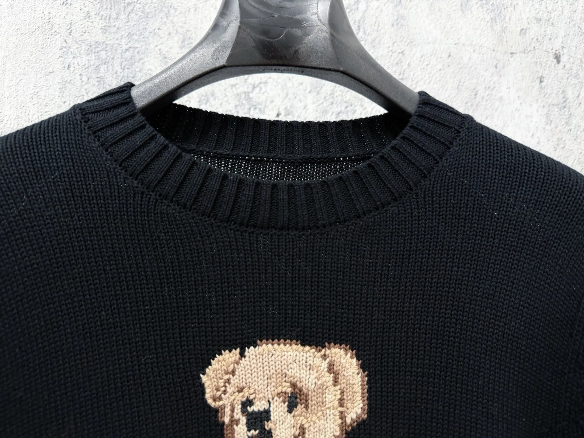 (Original women's model) Ral Lauren Spring 26 lo Bear loose cotton crew neck sweater Bear Series bear embroidery Brown wears a bear with three-dimensional bear embroidery, childlike and elegant. Round neck design + wide threaded hem and cuffs with exquisite details. There is an "RL" logo on the left hem. It can be easily matched with high-waisted pants or skirts for commuting, dating, and leisure. You can switch between college style or retro style at will. College style jacket bear sweater♥️Classic H loose version The texture of imported cotton yarn is incomparable, the three-dimensional bear embroidery process, the pure hand-made cross-stitch method LP letters, the childlike high-end Retro casual style, a must-have for quality control! Size：S-L